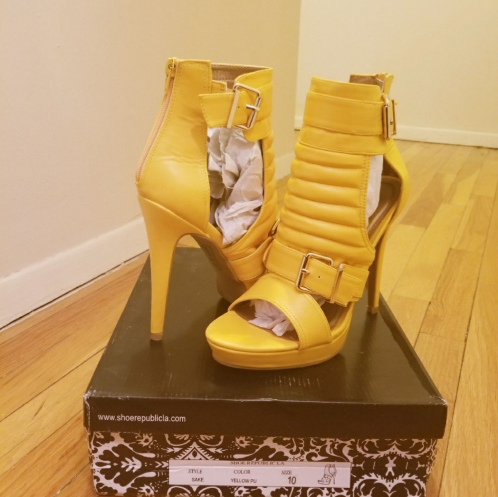 HIGH BOOT YELLOW HEELS